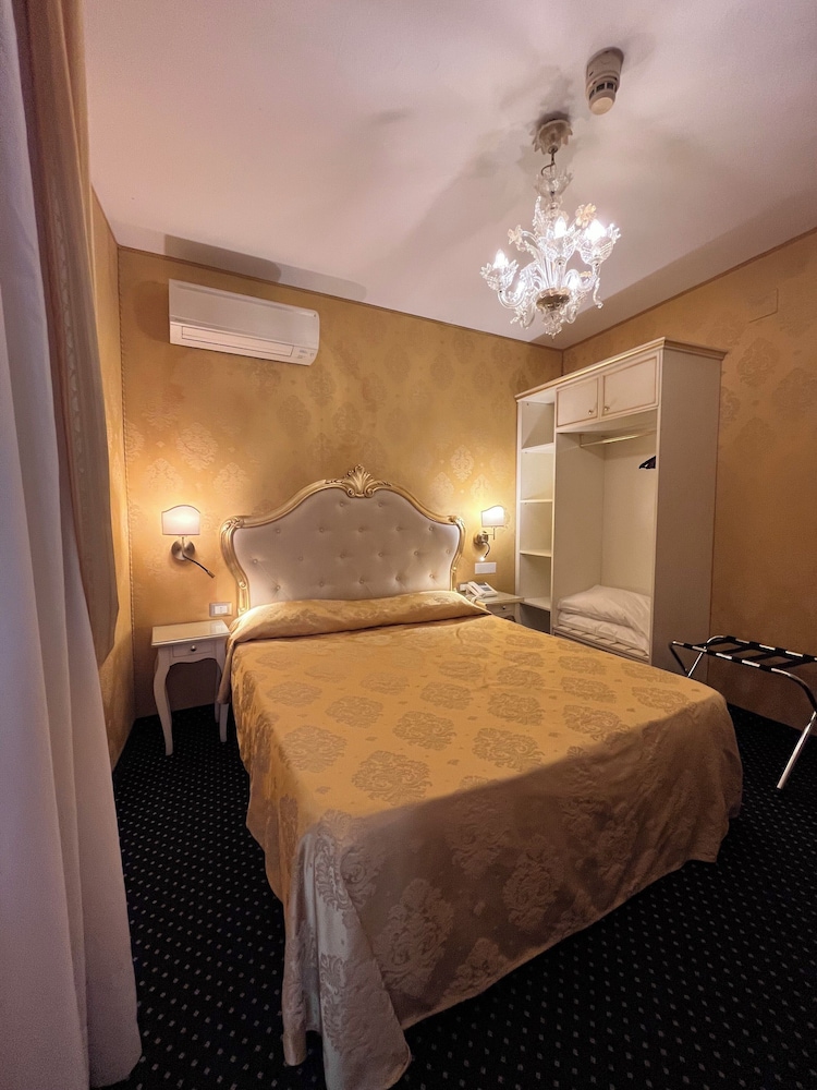 Hotel Castello — Hotel rooms in Venice, Veneto