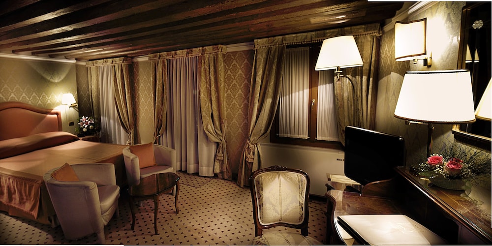 Colombina Hotel — Hotel rooms in Venice, Veneto