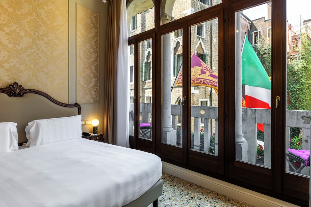 Colombina Hotel — Hotel rooms in Venice, Veneto