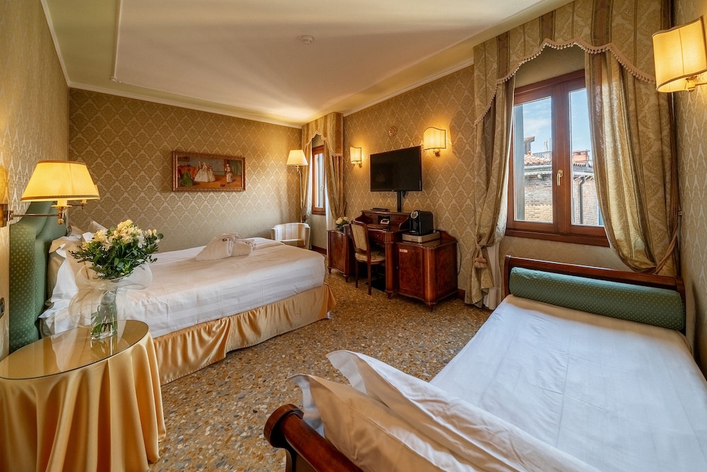 Colombina Hotel — Hotel rooms in Venice, Veneto