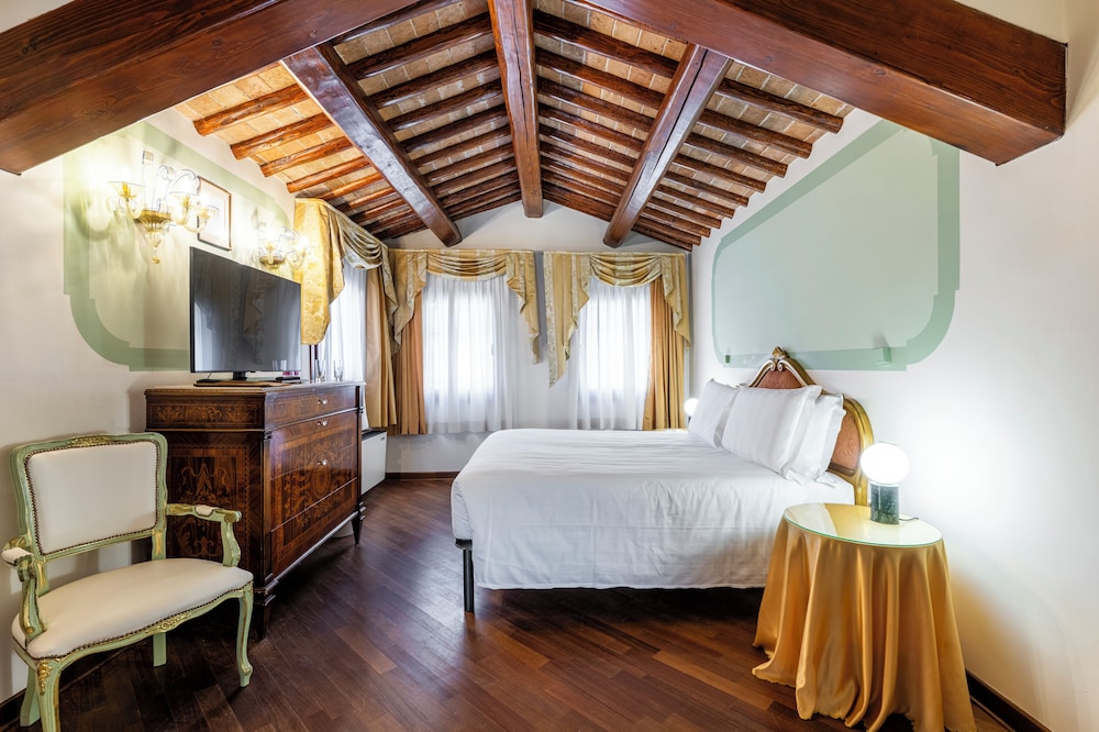 Colombina Hotel — Hotel rooms in Venice, Veneto