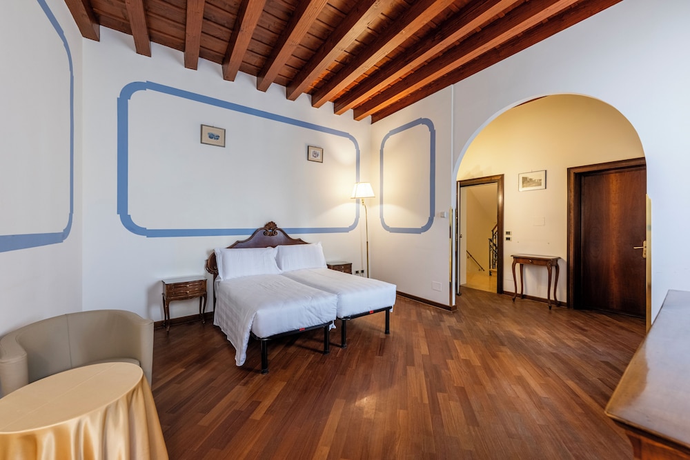 Colombina Hotel — Hotel rooms in Venice, Veneto