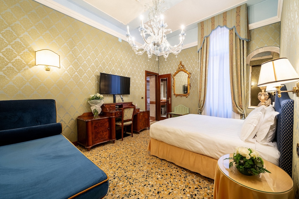 Colombina Hotel — Hotel rooms in Venice, Veneto