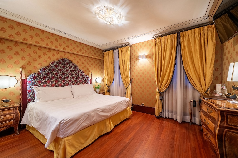 Colombina Hotel — Hotel rooms in Venice, Veneto