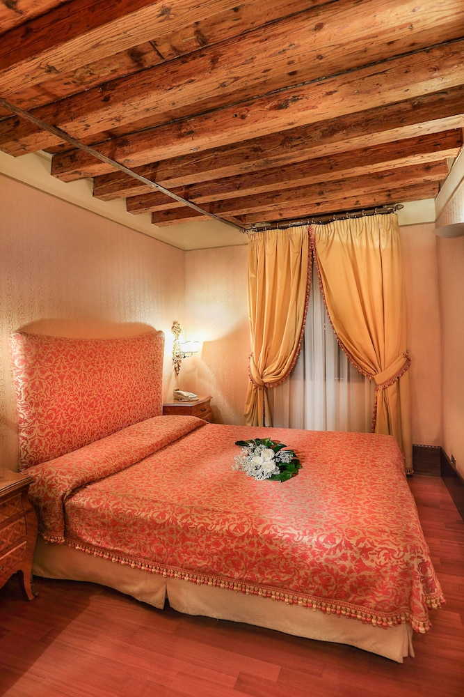 Colombina Hotel — Hotel rooms in Venice, Veneto