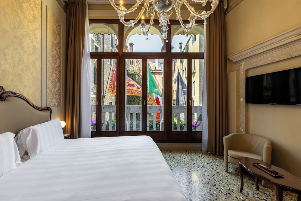 Colombina Hotel — Hotel rooms in Venice, Veneto