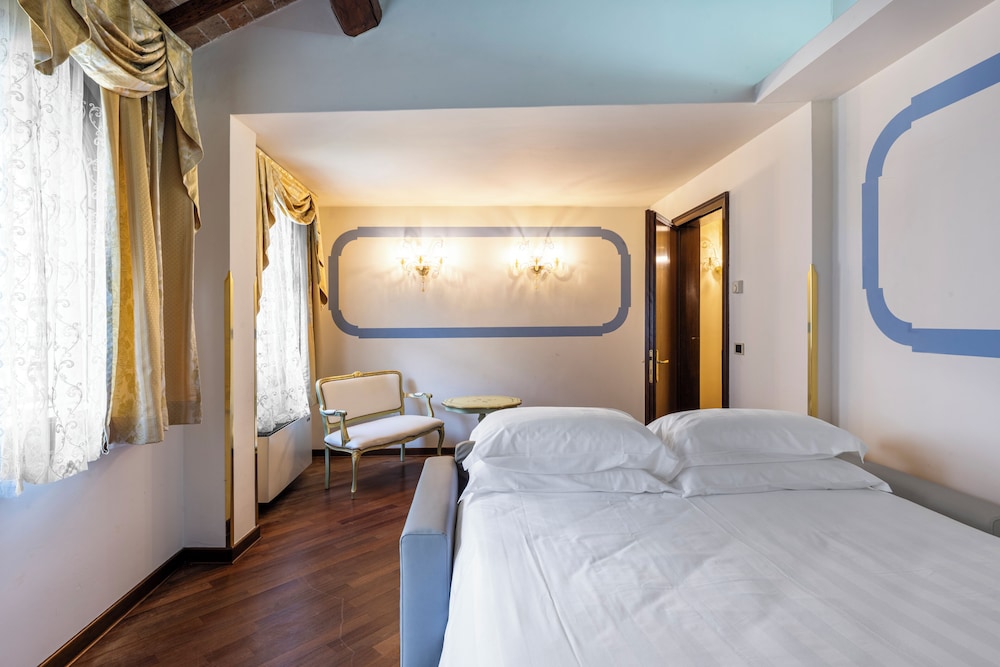 Colombina Hotel — Hotel rooms in Venice, Veneto