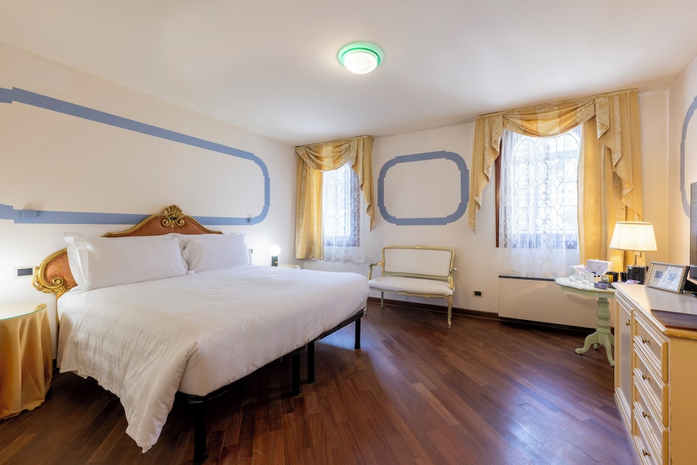 Colombina Hotel — Hotel rooms in Venice, Veneto