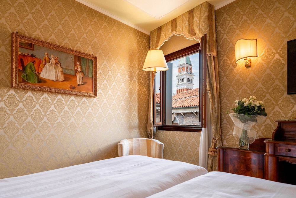 Colombina Hotel — Hotel rooms in Venice, Veneto
