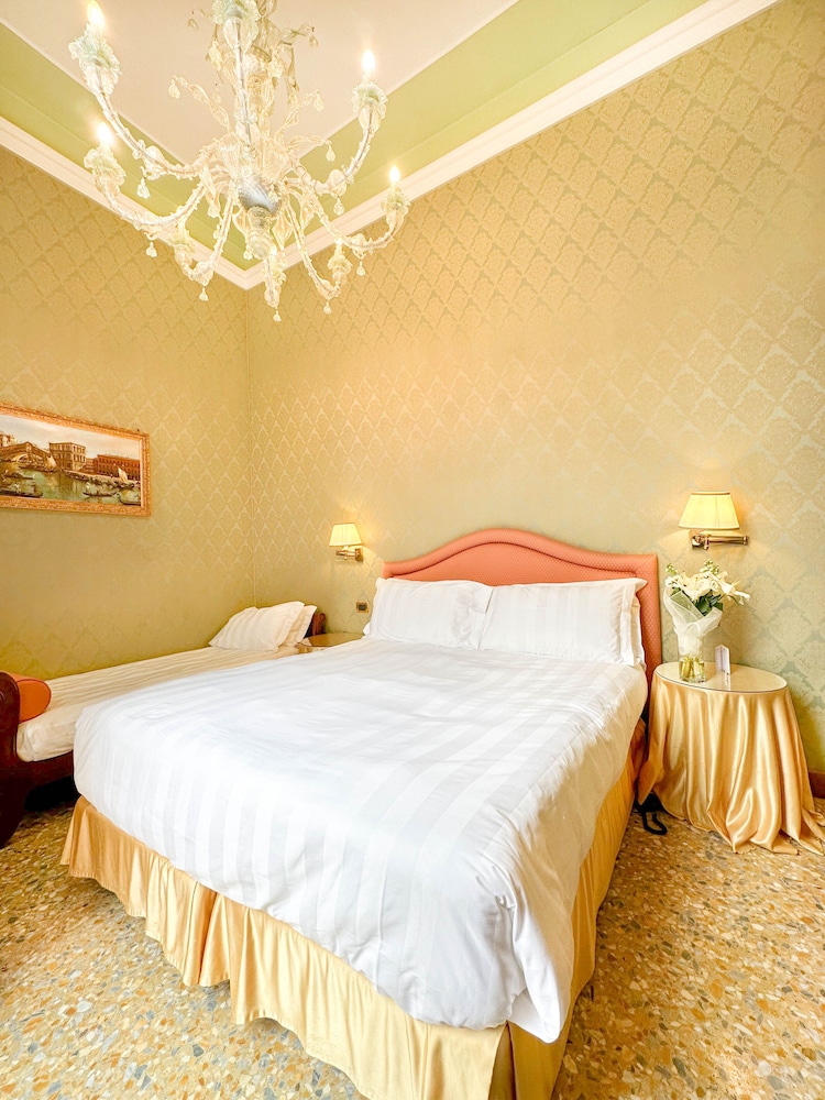 Colombina Hotel — Hotel rooms in Venice, Veneto