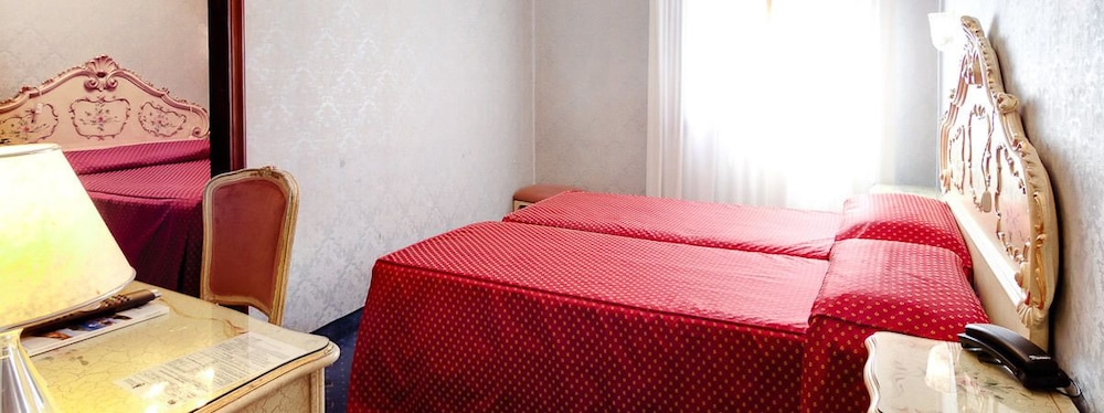 Hotel Diana — Hotel rooms in Venice, Veneto