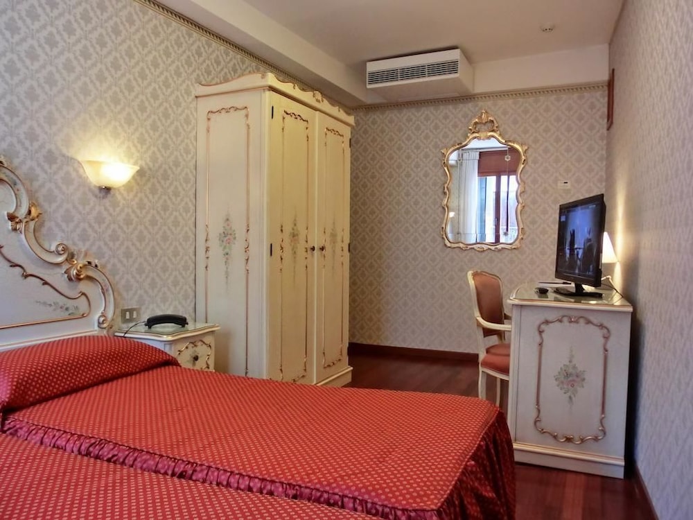 Hotel Diana — Hotel rooms in Venice, Veneto