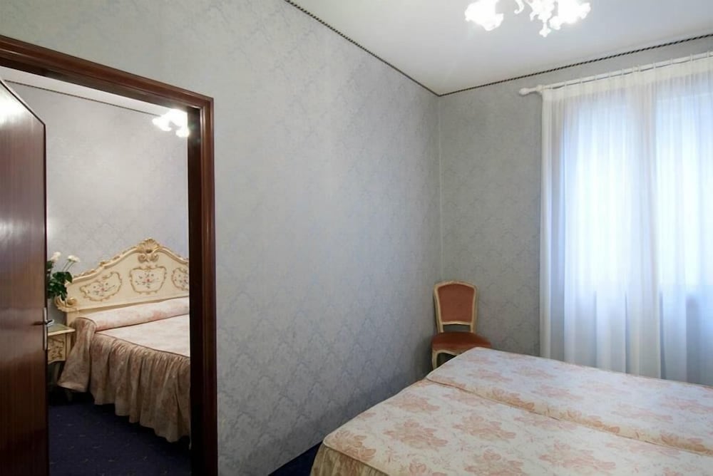 Hotel Diana — Hotel rooms in Venice, Veneto