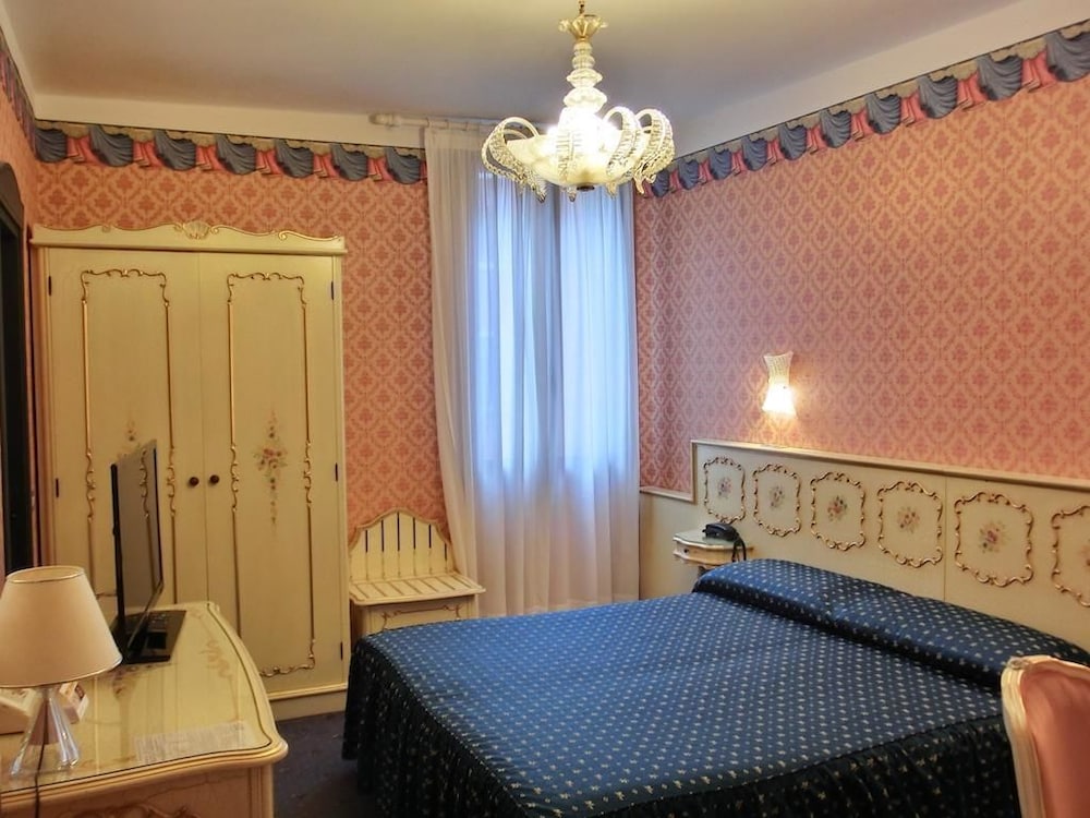 Hotel Diana — Hotel rooms in Venice, Veneto