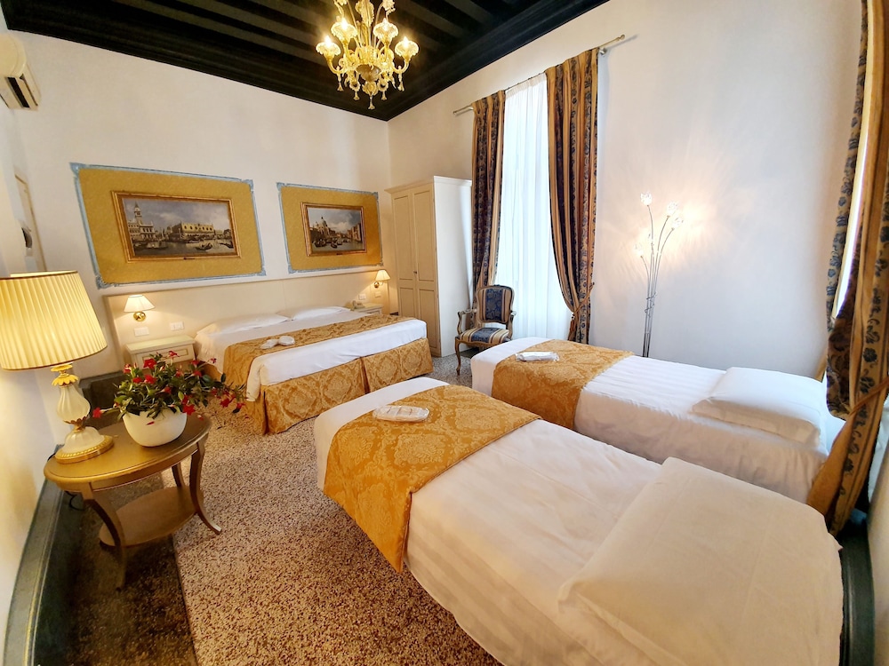 Corte dei Greci — Hotel rooms in Venice, Veneto