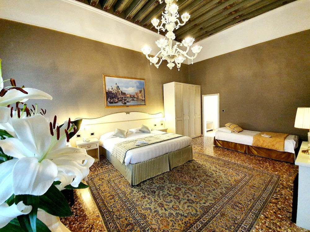 Corte dei Greci — Hotel rooms in Venice, Veneto