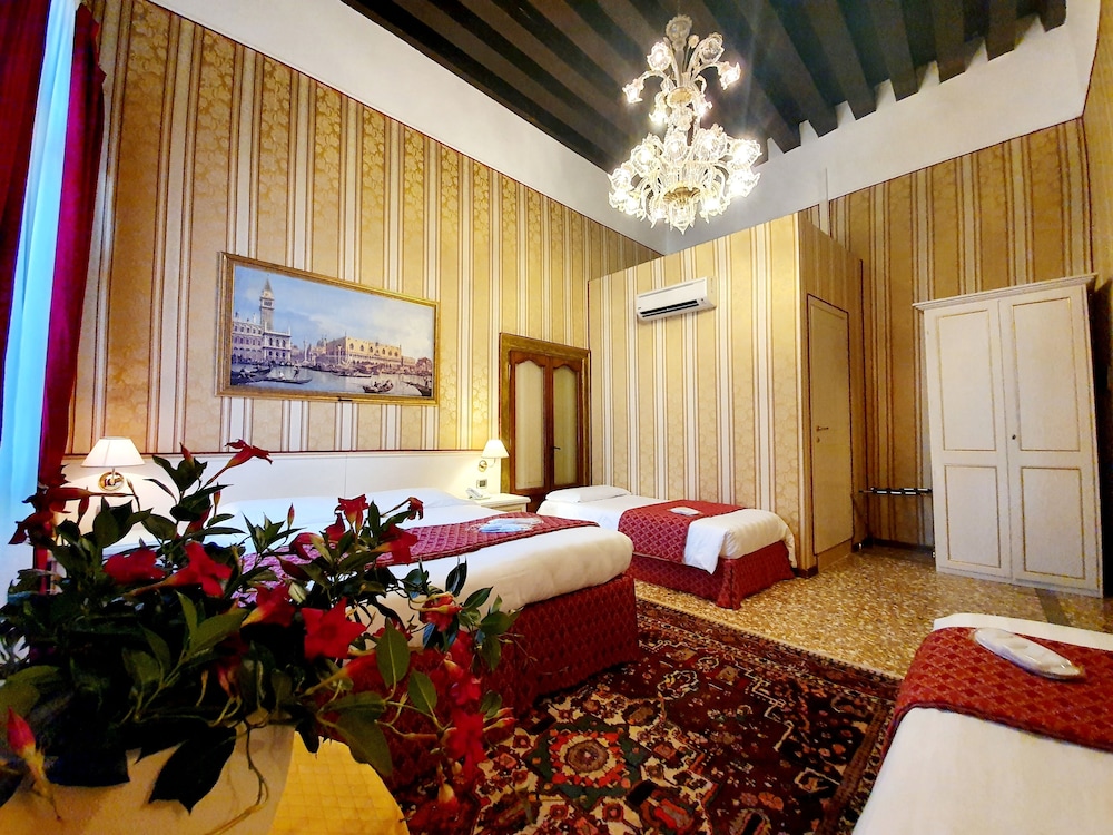 Corte dei Greci — Hotel rooms in Venice, Veneto