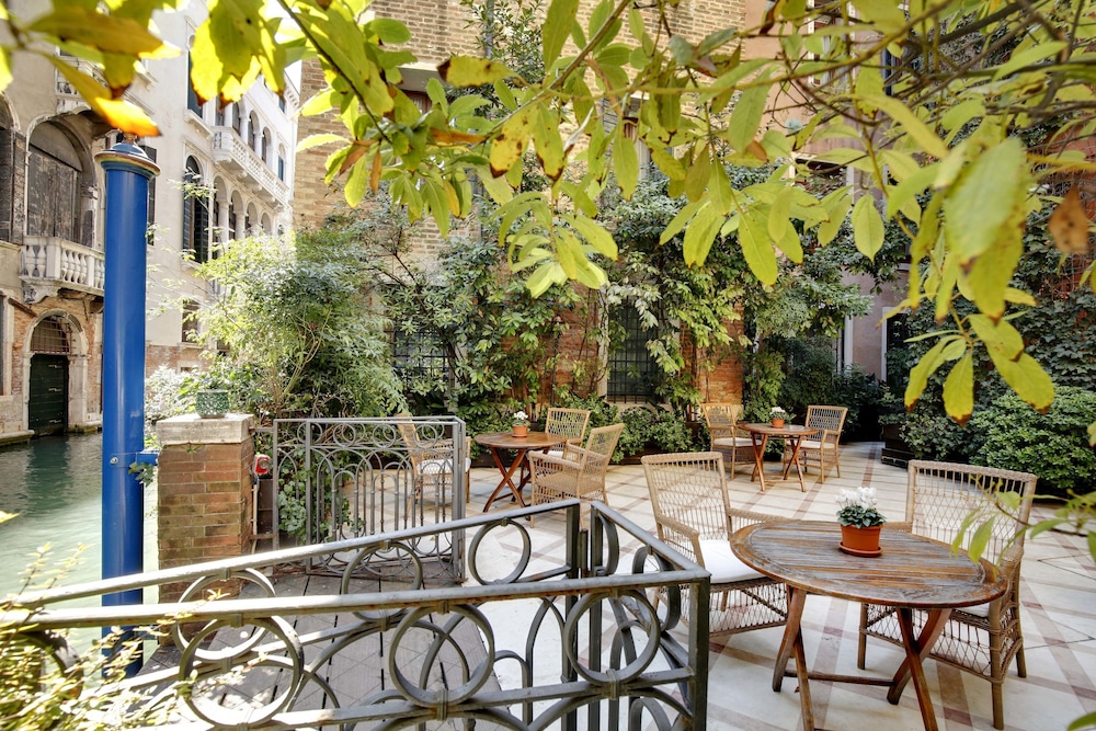 Hotel Dona Palace — Hotel building in Venice, Veneto