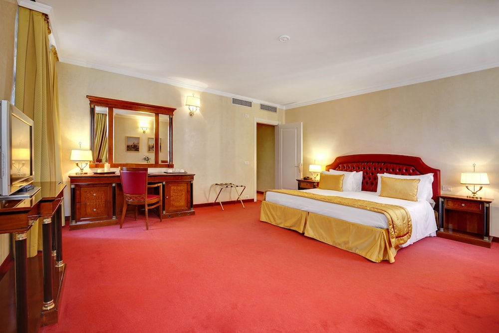 Hotel Dona Palace — Hotel rooms in Venice, Veneto