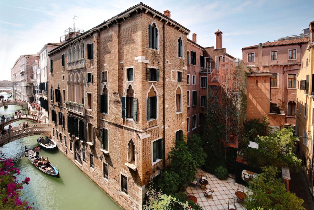 Hotel Dona Palace — Hotel building in Venice, Veneto