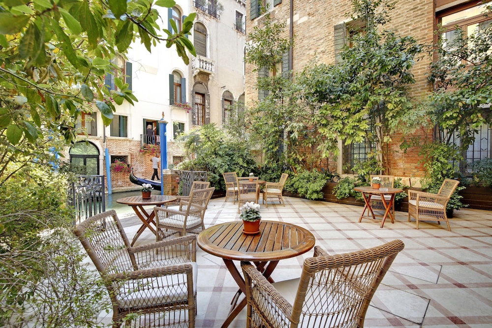 Hotel Dona Palace — Hotel building in Venice, Veneto