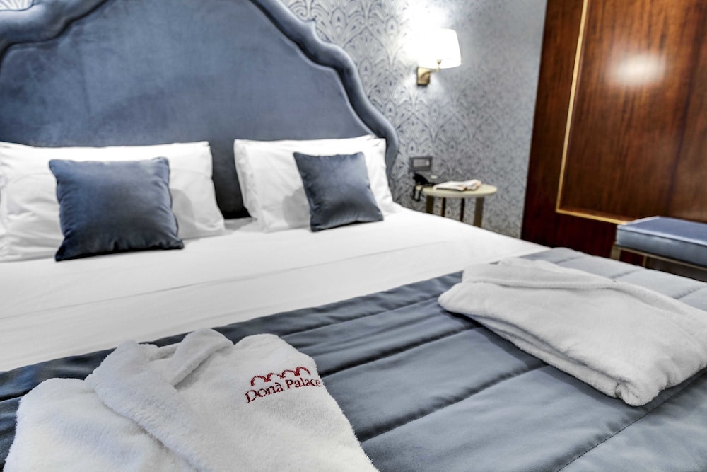Hotel Dona Palace — Hotel rooms in Venice, Veneto