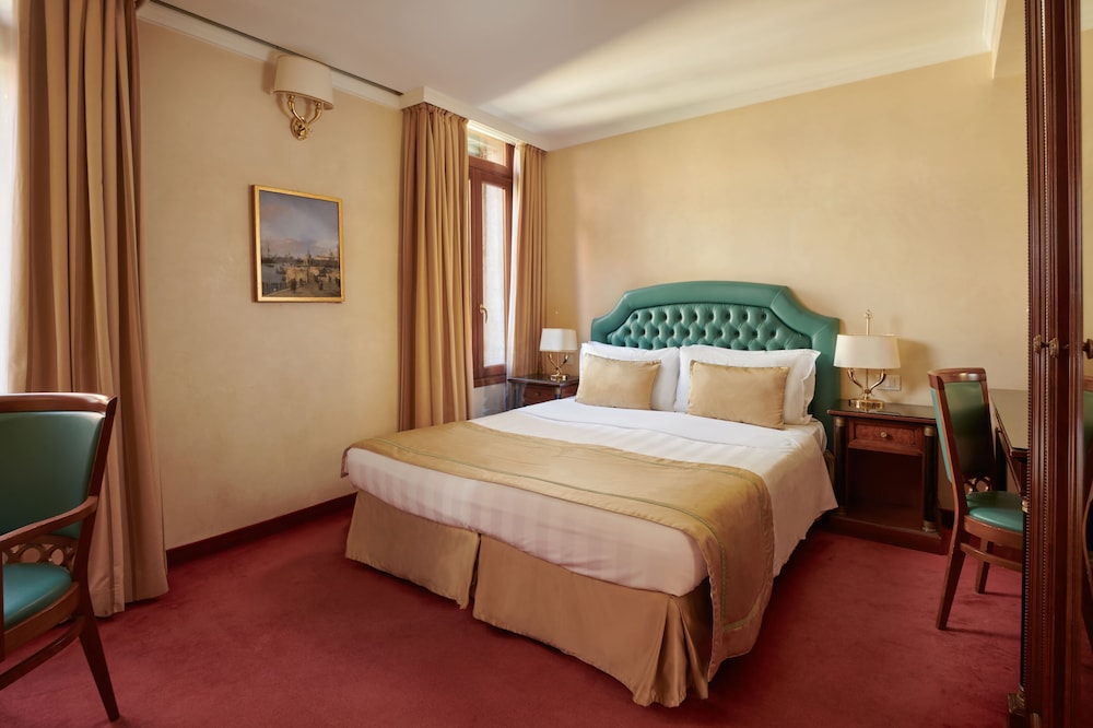 Hotel Dona Palace — Hotel rooms in Venice, Veneto