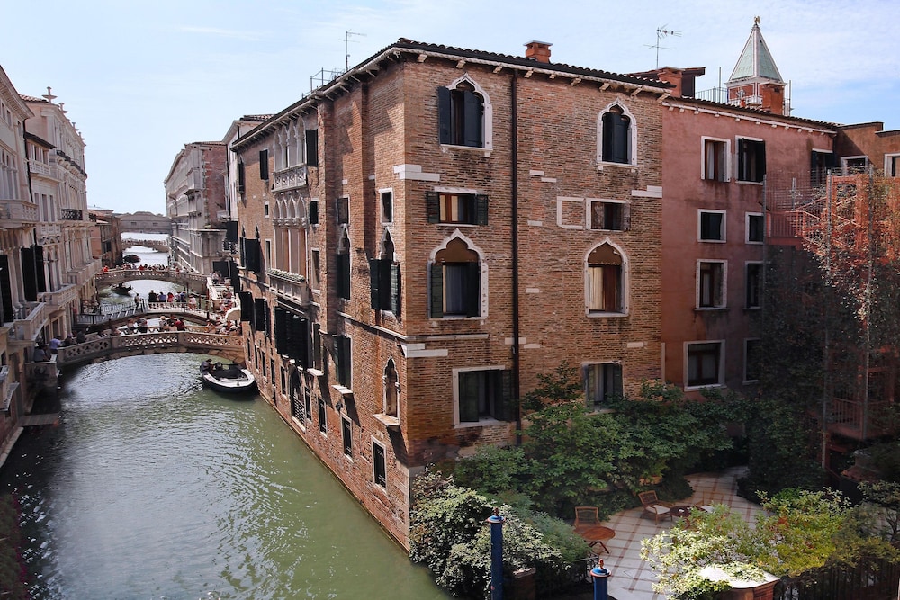 Hotel Dona Palace — Hotel building in Venice, Veneto