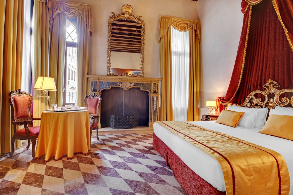 Hotel Dona Palace — Hotel rooms in Venice, Veneto