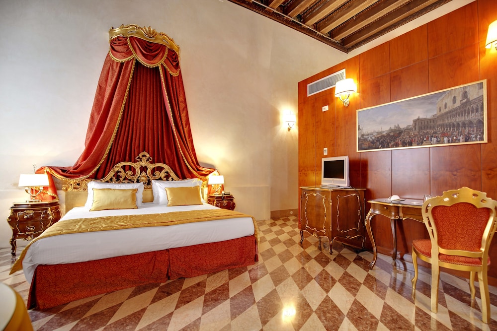 Hotel Dona Palace — Hotel rooms in Venice, Veneto