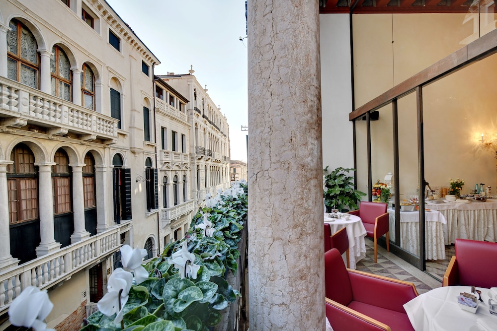 Hotel Dona Palace — Hotel building in Venice, Veneto
