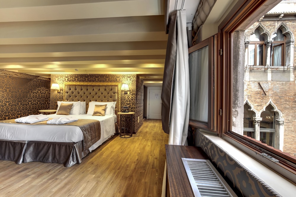 Hotel Dona Palace — Hotel rooms in Venice, Veneto