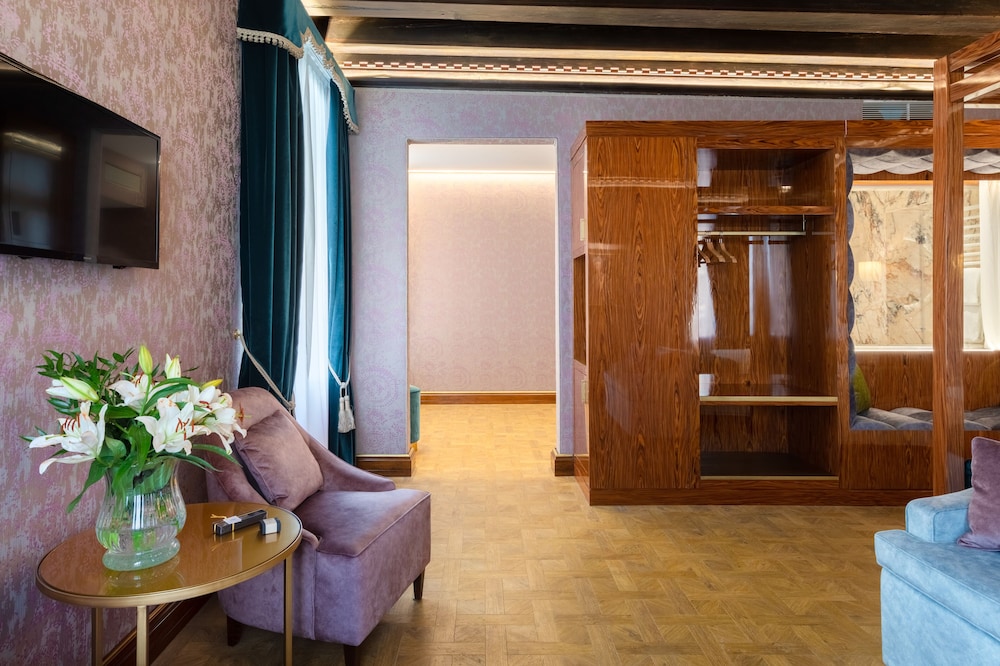 Hotel Dona Palace — Hotel rooms in Venice, Veneto