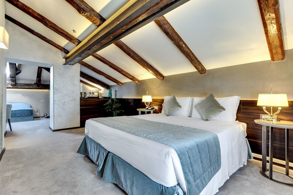 Hotel Dona Palace — Hotel rooms in Venice, Veneto