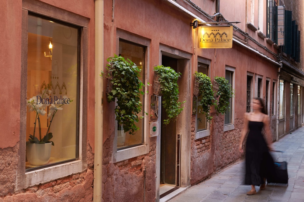 Hotel Dona Palace — Hotel building in Venice, Veneto