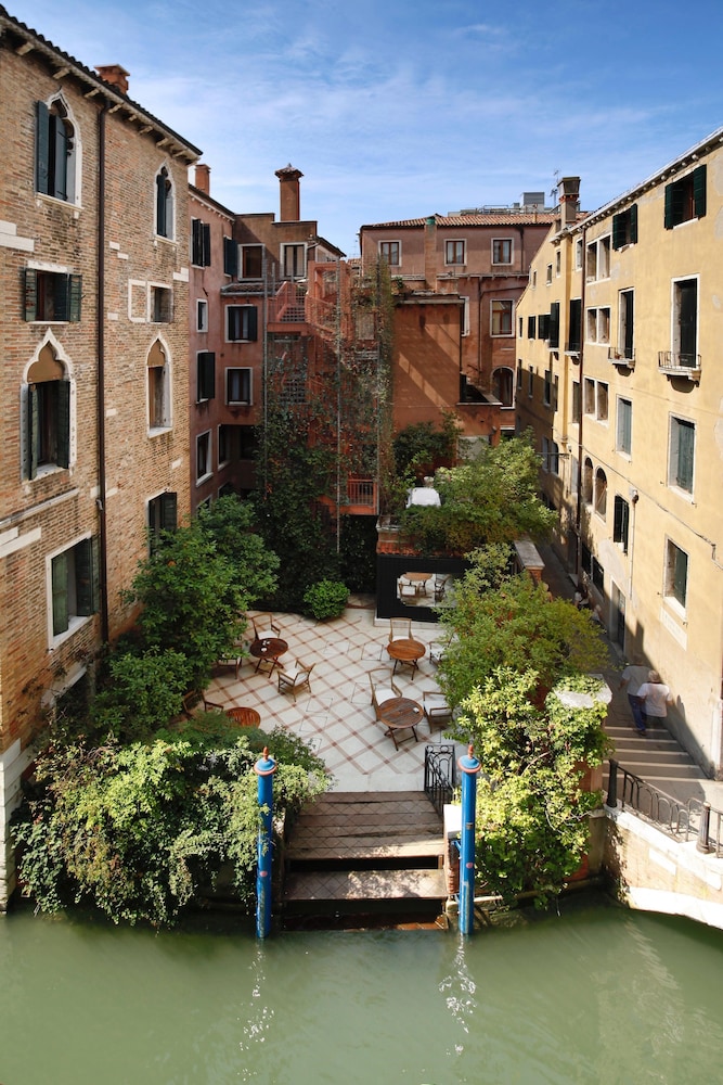 Hotel Dona Palace — Hotel building in Venice, Veneto
