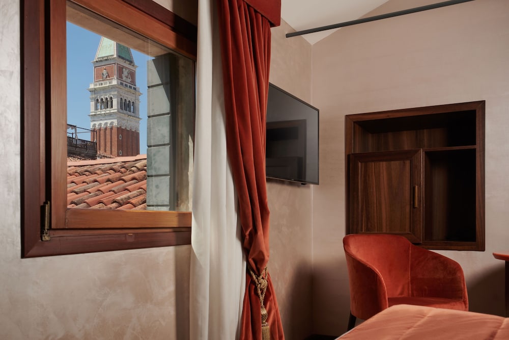 Hotel Dona Palace — Hotel rooms in Venice, Veneto