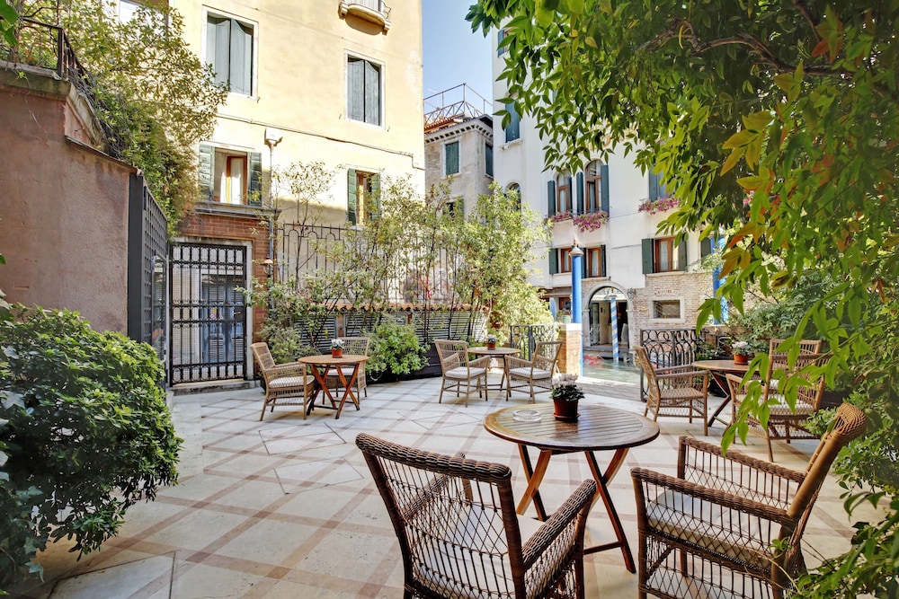 Hotel Dona Palace — Hotel building in Venice, Veneto