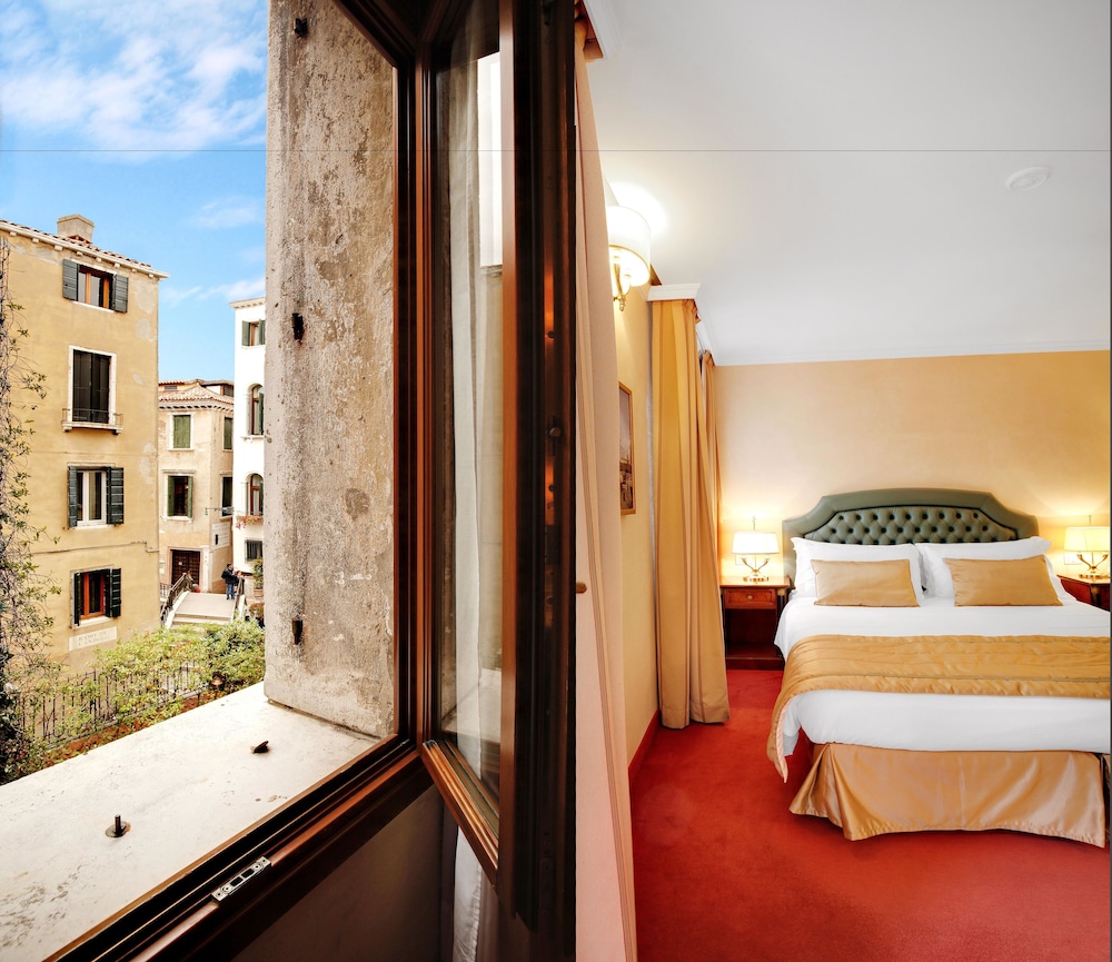 Hotel Dona Palace — Hotel rooms in Venice, Veneto