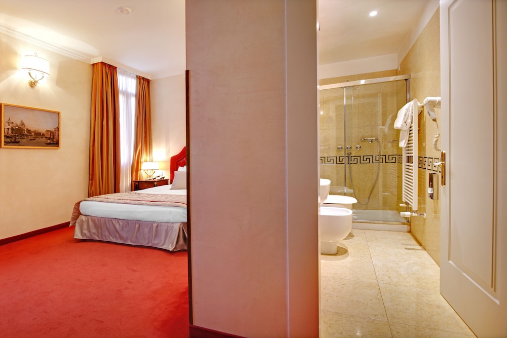 Hotel Dona Palace — Hotel rooms in Venice, Veneto