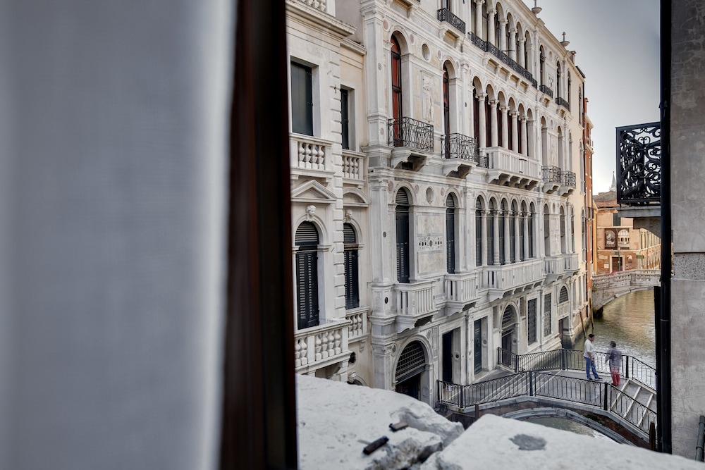 Hotel Dona Palace — Hotel building in Venice, Veneto