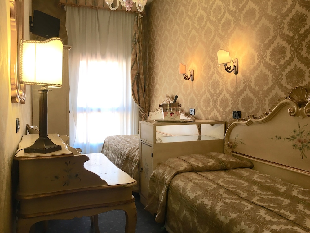 Hotel Gorizia A La Valigia — Hotel rooms in Venice, Veneto