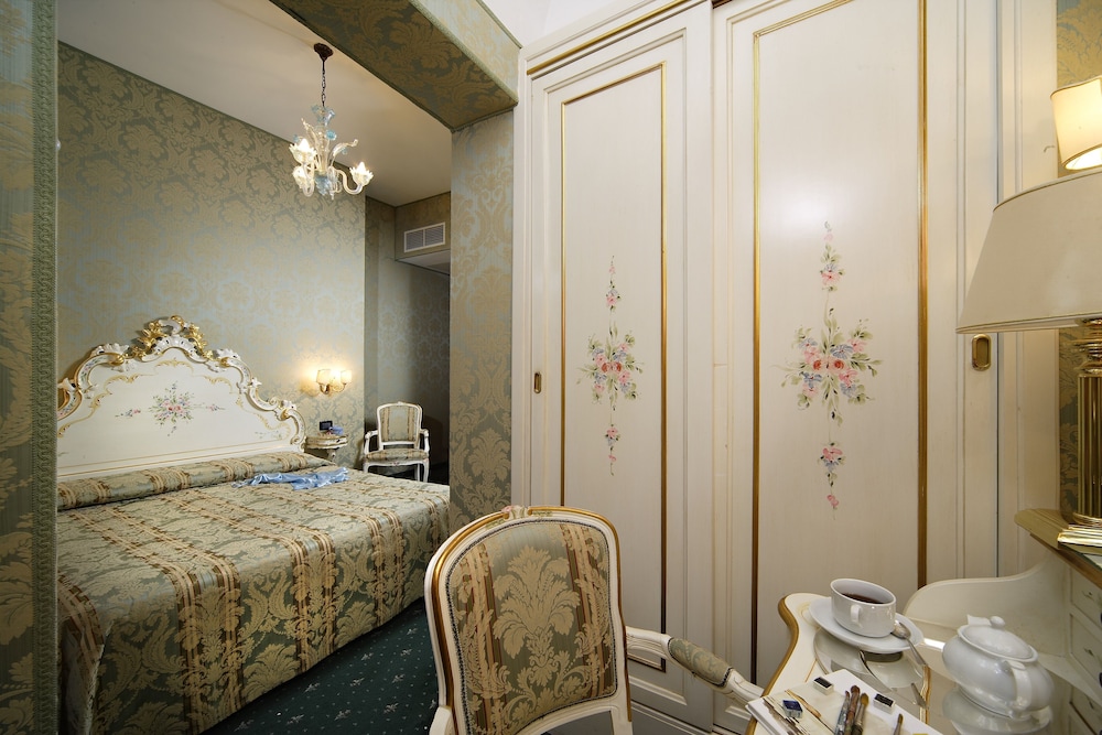 Hotel Gorizia A La Valigia — Hotel rooms in Venice, Veneto