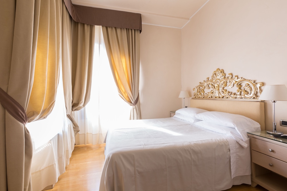 Liassidi Palace Hotel — Hotel rooms in Venice, Veneto