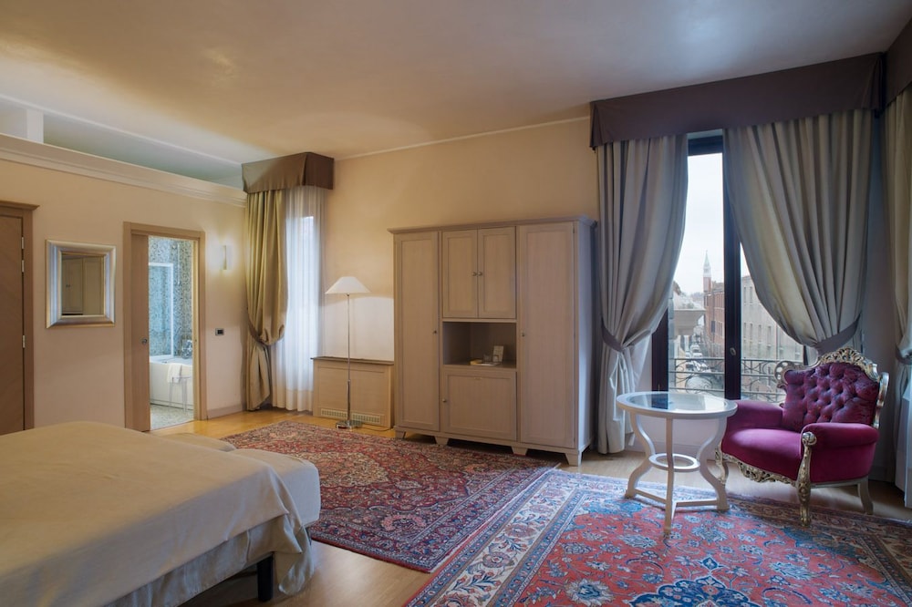 Liassidi Palace Hotel — Hotel rooms in Venice, Veneto