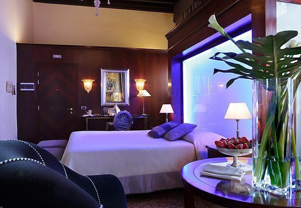 Liassidi Palace Hotel — Hotel rooms in Venice, Veneto