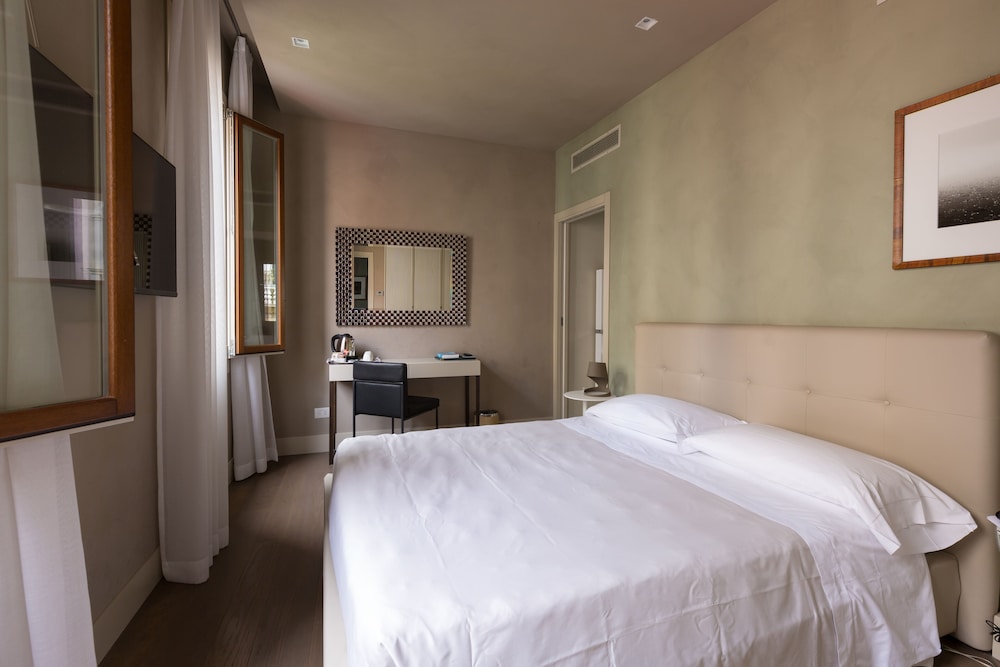 Liassidi Palace Hotel — Hotel rooms in Venice, Veneto