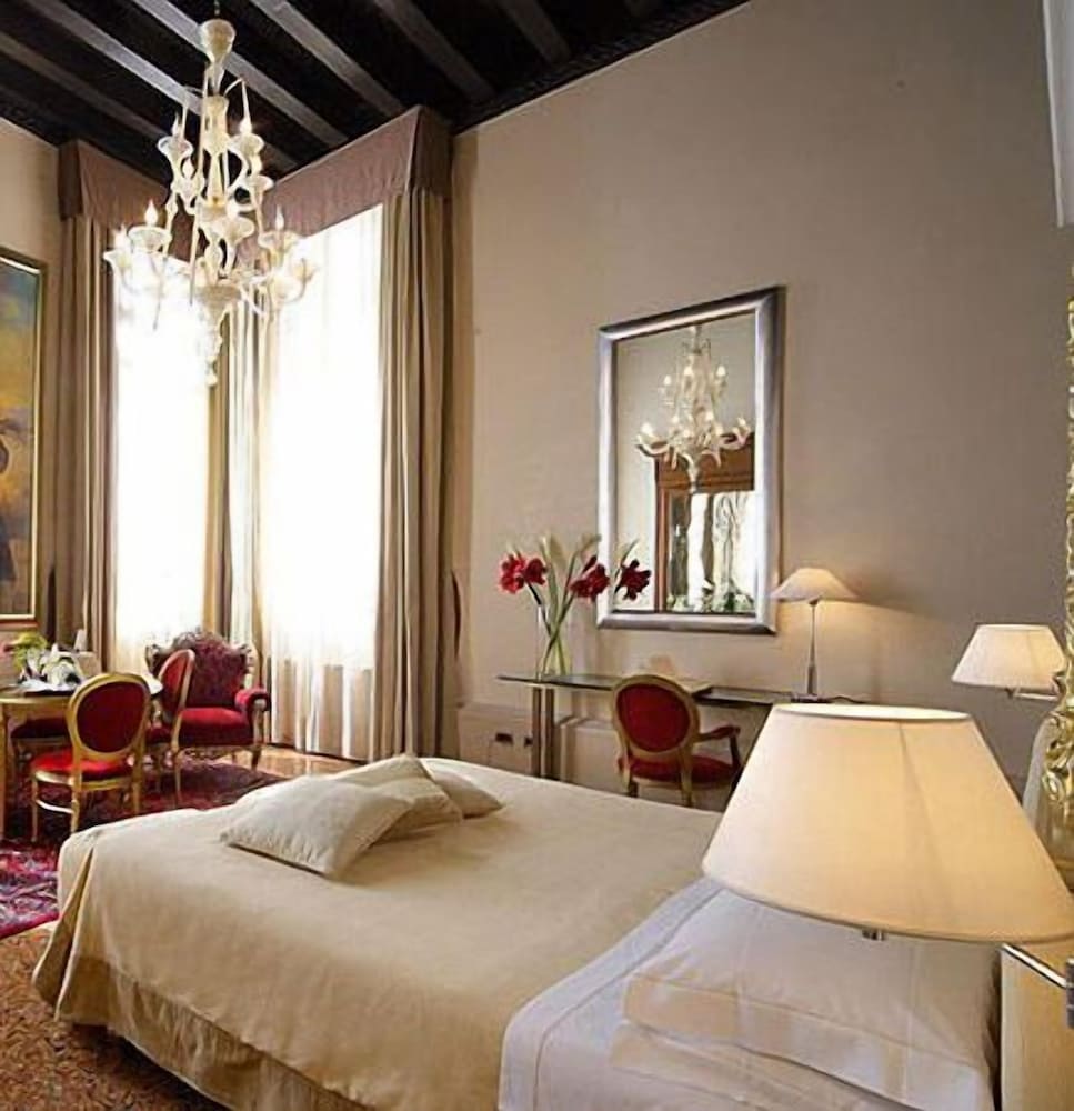 Liassidi Palace Hotel — Hotel rooms in Venice, Veneto
