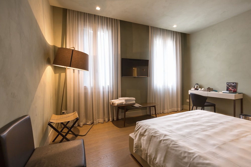 Liassidi Palace Hotel — Hotel rooms in Venice, Veneto