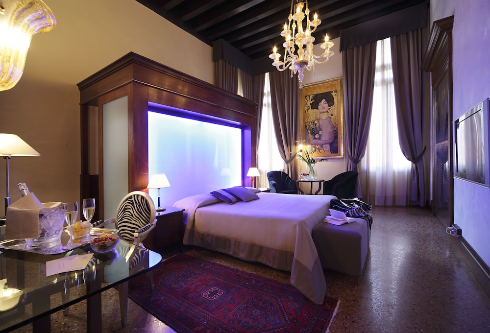 Liassidi Palace Hotel — Hotel rooms in Venice, Veneto